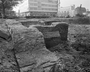 851748 Gezicht op het opgravingsterrein van het vroegere Kasteel Vredenburg op het Vredenburg te Utrecht. Op de ...